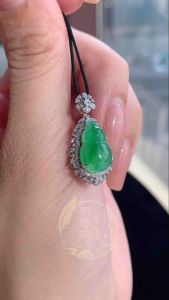18K Floating Green Jadeite Gourd Pendant 18K飘绿翡翠葫芦吊坠