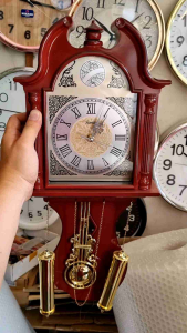 Jam dinding klasik bandul dan musik tiap jam