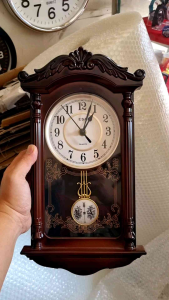 Jam dinding bandulan musik klasik motif kayu