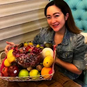 Celebrity Fruits basket for only ₱3500 YES to same day delivery 🚚 ‼️2 ORDÉRS FREE 1KILO FRESH AUSTRALIAN SEEDLESS GRAPES 🍇‼️