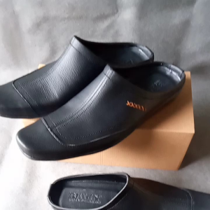 sepatu sendal/slop bustong-sepatu sendal/slop bustong-Sepatu Slip On Pria / Sepatu Casual Pria / Sepatu Sandal Slop / Sepatu Murah Bustong-Bustong Kickers Kulit Putih Leather Swedia Formal Casual Pria/sendal selop habib bahar//sendal selop pria trendy