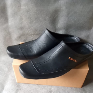 sepatu sendal/slop bustong-Sepatu Slip On Pria / Sepatu Casual Pria / Sepatu Sandal Slop / Sepatu Murah Bustong-Bustong hitam/Putih Leather Swedia Formal Casual Pria/sendal selop habib bahar//sendal selop pria trendy