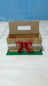 tempat kotak tissue dari bahan stik es krim....