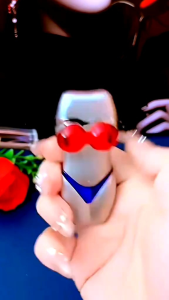 HỘP QUẸT BẬT LỬA GA KHÒ HÌNH CÔ GÁI BIKINI KÈM ĐÈN NHẤP NHÁY ĐỘC LẠ