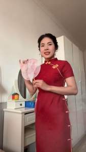Đầm sườn xám cách tân dáng ôm dài màu đỏ chất ren hai lớp