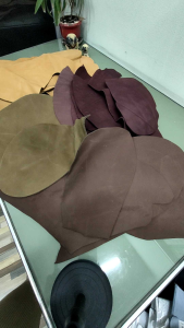 เศษหนังแท้- นูบัค (ราคา กก.ละ 120 บาท) : ผิวเรียบ /หนา 1.4-2.0มม./หนังกึ่ง-มีทรง /ขนาด:ใหญ่กว่าฝ่ามือขึ้นไป2ฝ่ามือเกือบๆA4