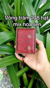 Vòng đeo tay trầm hương phong cách tối giản nhưng vẫn tinh tế.