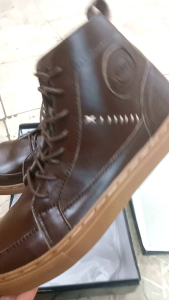 Sepatu Sneakers Pria Dewasa Bahan Kulit