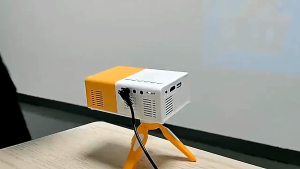 Mini Proyektor LED Infocus layar tembok tampilan dinding