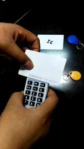Máy ghi đọc sao chép thẻ từ ra vào đa tần số