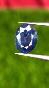 แซฟไฟร์สีน้ำเงินทรงรีน้ำหนัก 2.17 กะรัต สีสันสวยงาม เจียระไนแบบคลาสสิก ขนาด 9.3x7x3.8 มม. Stunning 2.17ct oval blue sapphire. Rich color classic cut 9.3x7x3.8mm.