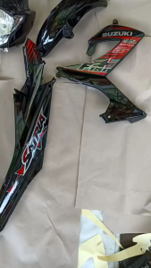 Cover Body Fullset Halus Plus Kedok Lampu Depan Suzuki Fu Facelift 2013 s/d 2015 Warna Hitam Lis Stiker Merah