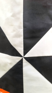 กระเป๋า ลวดลายสีสันแปลกใหม่ไม่เหมือนใคร 18x18 นิ้ว