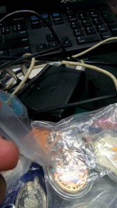 เหรียญหลวงพ่อพัฒน์ เนื้อเงินหน้ากากทองคำแท้ รุ่นพัฒน์แสนล้าน 99 แววนกยูงรุ่นแรก เลขโค้ด ง.22 ลงยาลายธงชาติ ลงยาไก่แจ้ด้านหลัง จัดสร้าง ปี2563