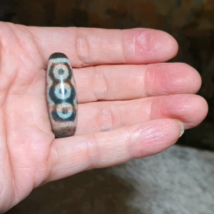 Gegegems Collection 38mm Aged Tibetan Xang Xung (Zhang Zhung) rare totem Longevity Treasure Vase Vajra 6 Eyes Dzi with red spots pendant (with certificate necklace string) 38毫米西藏老矿象雄满朱砂罕见图腾宝瓶金刚杵六眼天珠(带证书送项链绳)