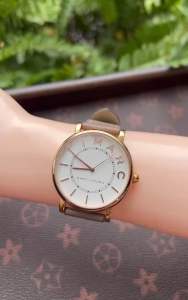 Đồng hồ Marc Jacobs cao cấp sang trọng với mặt trắng và dây da màu nâu phù hợp cho phong cách thời trang hiện đại.