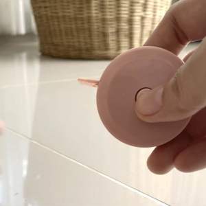 สายวัดจิ๋ว ยาว 1.5 เมตร (1 ชิ้น) สีพาสเทล ขนาดพกพา น้ำหนักเบา ใช้งานง่าย มีปุ่มกด สำหรับใช้งานไม่หนัก, ราคาย่อมเยาว์