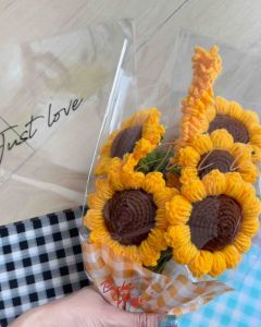 ซองใส่ดอกไม้ สีเหลือบออโรร่า ถุงห่อดอกไม้ ซองพลาสติกห่อดอกไม้ สกรีนลายตาราง Just Love