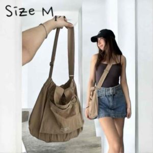 กระเป๋า Dumpling มี 2 ขนาด S และ M ทำจากไนลอนกันน้ำ มาพร้อมหูหิ้วสั้นและสายสะพายยาวแบบปรับได้