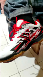 Centro Lite: Sepatu Bulutangkis Anti-Slip & Berdecit