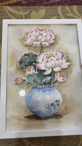 ภาพวาดดอกบัว ภาพดอกไม้ในแจกัน ภาพวาดสีน้ำ ขนาดA4 พร้อมกรอบ แขวนได้ตั้งได้ แข็งแรงสวยงาม