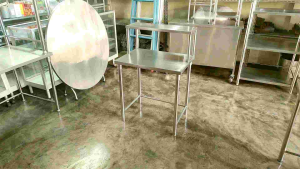 CMS โต๊ะสแตนเลส ความหนา 1มม. ขนาด 50*70ซม. สูง 75ซม. มีชั้นลอยวางของ คานล่าง ราคาที่สูงสุด 2,200 ราติ