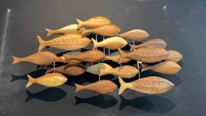 ปลาไม้ แกะสลัก ฝูงปลา แขวนผนัง สีธรรมชาติ แต่งผนัง มีตะขอ ขนาด 100x15x50cm ติดผนัง ไม้จามจุรี งานทำมือ Carved Wood Fish school sculpture wall hanging