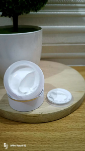 Day cream glowing Sunscreen snow white spf50/day cream glowing dalam 1 oles