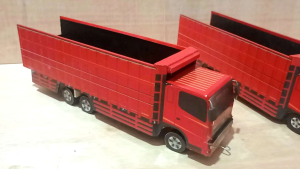 miniatur truk tronton hino 500 warna merah merona