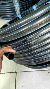 Pipa HDPE Atau Selang Hitam Ukuran 1/2 INCH Merek RUCIKA 20MM PN16 SDR17 1 Roll 100 Meter
