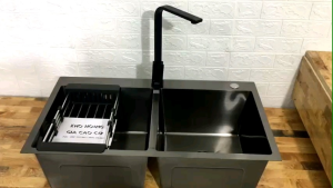 Chậu rửa bát đúc inox 304 nano đen2 hố cân KT 82*45*24( chậu+ xi phông+ rổ )