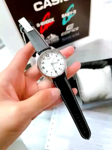 Boy Size ใส่ได้ทั้งชายและหญิง ตัวเรือนสเตนเลสสีเงิน หน้าปัดขาว หลักอารบิค มีช่องบอกวันที่ สายหนังสีดำ หน้าปัด 36 มิล