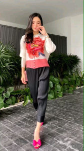 เสื้ออัดพลีทเนื้อดี งาน AA Premium แบบงานแบรนด์ สไตล์มาดาม  สวย เรียบหรู ✨✨✨✨✨  เสื้อแพตเทิร์น คอกลม แขนยาว  กระดุมปั๊มสีเดียวกับตัวชุด  ดีเทล ปังๆ ด้วยการตัดสี ทูโทน และพิมลาย 🌸 ดอกเหมย จักรพรรดิ เลอค่า มหาราณี ดูดีมากกก        ** งานเกรด Premium อัดย้ำ