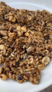 กระยาสารทสูตรโบราณ “รวมอร่อย” ถั่วเต็มเม็ด หอมกลิ่นเตาถ่านเคล้ากลิ่นน้ำอ้อยแท้ หวาน มัน กลมกล่อม  ขนาด 150 กรัม