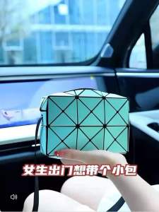 Yoobao Q12 10000MAH Fast Charging Mini Power Bank Built-in Type C Cable (PD 20W/ QC 3.0/ SCP)