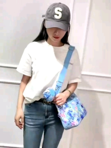 กระเป๋าสะพายข้างมีสีพื้นและลายดอกไม้ พลาสเทล แถมพวงกุญแจ