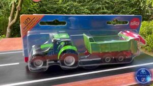 โมเดลรถเหล็ก รถแทรกเตอร์ + พร้อมพ่วงหว่าน ทราย เมล็ดพืช ปุ๋ย สมจริง มือ 1 ของใหม่ในซีล 100% ของแท้จาก siku 1/87