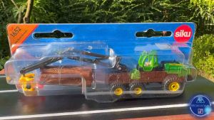 โมเดลรถเหล็ก รถตัดต้นไม้ คีบต้นไม้ John Deere พร้อมท่อนไม้จำลองสมจริง มือ 1 ของใหม่ในซีล 100% ของแท้จาก siku 1/87