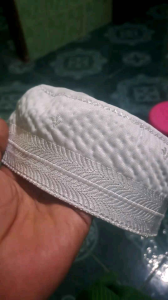 Peci Madinah Bugis: Kerajinan Tangan Manual & Desain Tradisional