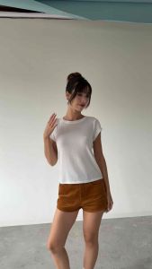 Litaf Play Shorts กางเกงขาสั้นผู้หญิง เอวต่ำเข้ารูป รุ่นใหม่พร้อมส่ง ผ้าลูกฟูก กระดุมหน้า ติดโลโก้