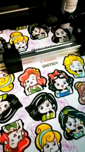 สต๊กเกอร์ลายสาวน้อย homemade สติ๊กเกอรืกระดาษผิวมันเงา เหนียวติดทนนาน ไดคัท ออกป็นตัว ๆ (Kiss sticker) หมึกพิมพ์ แลสติ๊กเกอร์กระดาษกันน้ำ