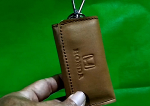 Gantungan kunci kulit asli lipat 3 / Gantungan kunci karakter nama nama-nama mobil