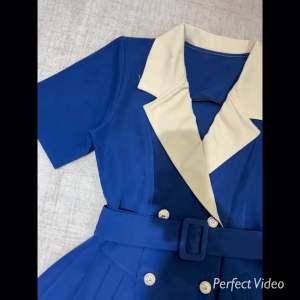 Chill7Days 🌸 เดรสสูททูโทนตัดครีมคอปกแหลมไม่ลึกแขนสั้นผ้าบาร์บี้แต่งดีเทลด้วยกระดุมดูหรูดูแพง - OD006