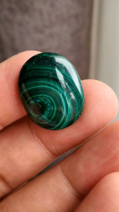 💚 มาลาไคต์ เนื้อสวย ลวดลายดวงตาสวย สีเข้ม เจียรทรงรีหลังเบี้ย หินเเท้ธรรมชาติ / ขนาด 7.5 กรัม