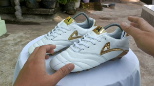 Sepatu Bola Terbaik: Tips dan Rekomendasi