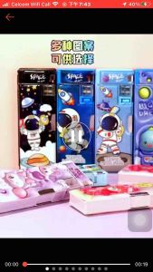 Childrens cartoon cute wind band sharpener stationery box double open plastic elementary school pencil case 双层笔盒卡通星戴露文具盒儿童宇航员小学生铅笔盒( Random Colour )