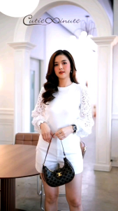 เสื้อไหมพรมเกรดพรีเมียม เนื้อแน่นสวยมากค่ะ มาพร้อมลายทางคลาสสิคกับผ้าพื้น แขนแต่งลูกไม้ผสมตาข่ายอย่างดี ใส่คู่กับตัวไหนๆก็สวยนะคะ มี 4 สี ริ้วดำ ริ้วขาว ดำ ขาว อก