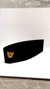 Topi peci Pramuka dan pin garuda