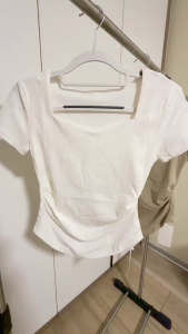 Short-sleeve top with square neckline and ruched sides. Casual wear for everyday use.