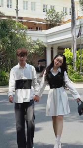 Set đồ đôi sơmi màu trắng phối đen kiểu dáng trẻ trung cá tính